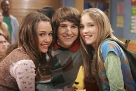 And this year has proven to be eventful (to say the least) for all. Hannah Montana S Emily Osment Burned Mitchel Musso On Twitter So Loliver Lives