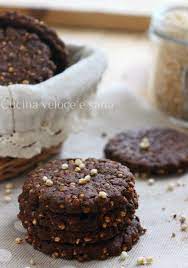 I biscotti di quinoa sono adatti a tutte le persone attente alla linea che però non vogliono rinunciare alla dolcezza dei biscotti. Biscotti Al Cioccolato E Quinoa Soffiata Cucina Veloce E Sana