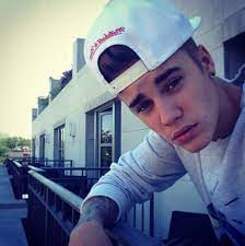 Tengo 15 años y espero conocerte mil besos te tu fan número 1 adioooooos guaaaaapooooooooo. Idolul Adolescentelor A Uitat Cati Ani Are Justin Bieber Si A Scuipat Fanii De La Balcon Video Ziarul National