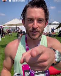 Jonathan Carousel all sweaty, with his beautiful muscles