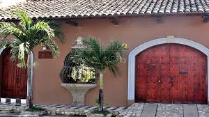 En la misma calle cardenal parrado, unifamiliar adosada del ano 1991 con amplia cochera que puede destinarse a vivienda. 622 Casa Don Carlos Granada Nicaragua Inmobiliaria