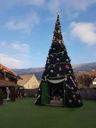 Il est toujours ravi de recevoir ces drôles de sucettes, toutes différentes les unes des autres… découvrez ce lieu magique qui plonge les adultes en enfance et aide les plus petits à devenirs plus grands. Le Hameau Du Pere Noel Saint Blaise 2021 All You Need To Know Before You Go With Photos Tripadvisor