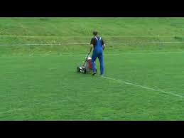Auf einem kunstrasenfeld sind auch andere linien zulässig, sofern diese andersfarbig sind und sich klar von den fußballmarkierungen unterscheiden lassen. Markierung Eines Fussballplatzes In 2 Minuten Youtube