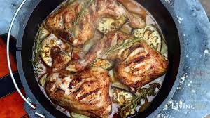 Cajun Hahnchenschenkel Auf Gemuse Aus Dem Dutch Oven Livingbbq De Rezept Rezepte Schmortopfrezepte Hahnchenschenkel Rezept