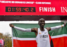 Where does eliud kipchoge train? Rekordlauf Kipchoge Lauft Marathon Unter Zwei Stunden