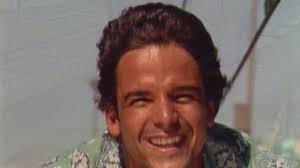 'O Dono do Mundo' (1991): cena em que Beija-Flor (Ângelo Antônio) se  arrisca praticando o “surfe ferroviário” e depois se encontra com Taís  (Letícia Sabatella) na festa de noivado de Márcia (Malu ...