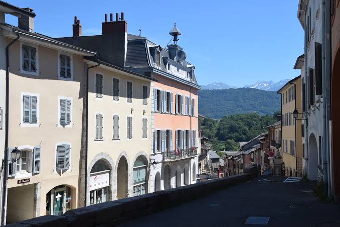 Le centre historique de Montmélian, généré par IA