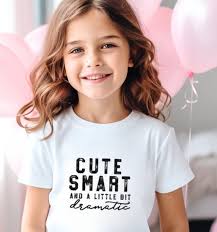 Camiseta linda, inteligente y un poco dramática. Camiseta infantil  personalizada. Lindo top infantil para niño.