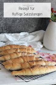 Super Flauschige Salzstangerl Zum Fruhstuck Abendessen Oder Snacken Castlemaker In 2020 Rezepte Lebensmittel Essen Hot Dog Brotchen