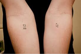 Ideen Fur Kleine Und Individuelle Tattoos Fur Frauen Und Manner 2 2 Hyyperlic Tattoos Frauen Sanduhr Tattoo Klein Tattoos