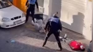 El Hombre Golpeado Por Los Agentes Fue Trasladado Al Hospital Con Un Traumatismo Craneal