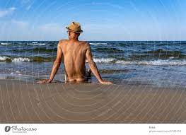 Mann sitzt am Meer Strand - ein lizenzfreies Stock Foto von Photocase