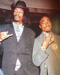 & snoop dog and tupac shakur were often seen out together and they were close. Snoop Dogg Tupac Papeis De Parede Vintage Capas De Albuns De Rap Papel De Parede Rap
