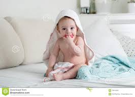 Die html seiten wurden im neuesten standard html 5 erstellt. Entzuckende 9 Monate Baby Die Auf Bett Unter Tuch Sitzen Stockbild Bild Von Kaukasisch Obacht 76915293