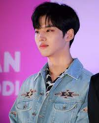 The noraebang was super nostalgic with the disney movies and hsm. Yang Hongseok Fanpage On Instagram His Eyes Yanghongseok Hongseok Hongsi í™ì„ Pentagon Universe Kpop Kino