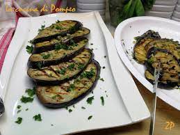 Le melanzane grigliate sono un contorno ideale, specie in estate, per carni e piatti a base di pesce arrostito e, accompagnate col pane, molto adatte a spuntini una volta che le melanzane grigliate sono diventate tiepide, prendete una pirofila capiente, spennellatene il fondo con l'intingolo, fate uno. Melanzane Grigliate Verdura Melanzane Grigliata