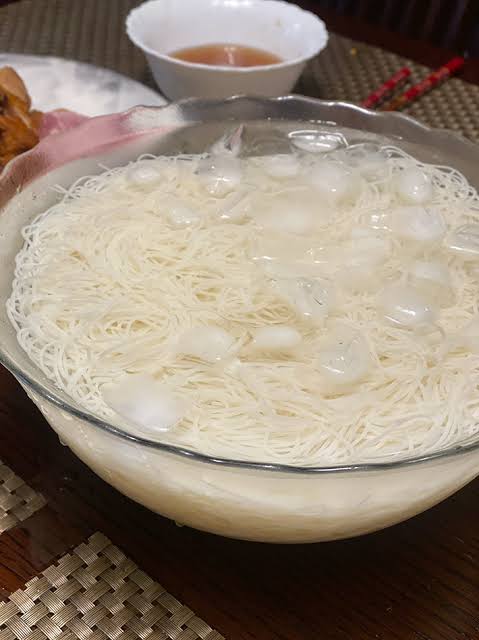 夏の食卓に涼を呼ぶ氷水そうめん（AI 生成）