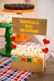 Essa comemoração é comum em todas as regiões do brasil o começo da festa junina ao brasil remonta ao século xvi. Nossa Primeira Festa Sustentavel Festas Afetivas E Sustentaveis Festa Junina Simples Decoracao Festa Junina Infantil Diy Decoracao Festa Junina