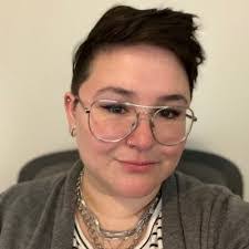 Alina Carta's Instagram, Twitter & Facebook