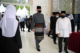 Ulama', hukum kanun pahang, peranan sultan dalam perlembagaan dan. Selangor Sultan Perak Sultan Arrive At Al Rahah Mosque To Pay Last Respects To Tun Rahah Malaysia Malay Mail
