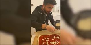 It's likely you have heard very little of lorenzo insigne so far and nobody won't blame you for that. Video Corona Pause Lorenzo Insigne Singt Und Bereitet Pizza Zu Goal Com