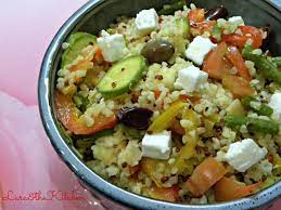 Scoprite quanto sia gustoso mangiare sano con la ricetta della quinoa con verdure , un'esplosione di colori e profumi che conquisterà sia i tradizionalisti che gli amanti della cucina alternativa! Lara Thekitchen Insalata Di Bulgur E Quinoa Alle Verdure E Feta