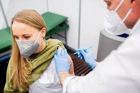 Mar 16, 2021 · việt nam vẫn tiếp tục tiêm vaccine astrazeneca như kế hoạch. Ä'á»©c Ä'iá»u Chá»‰nh Ä'á»™ Tuá»•i Tiem Vaccine Astrazeneca