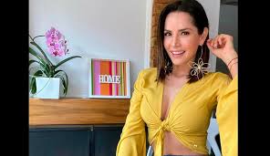 Hawtcelebs is your primary destination for the very latest women celebrity, fashion style, red carpet, entertainment, pop culture. Carmen Villalobos En Bikini Belleza Acuatica Le Dicen A Carmen Villalobos Por Su Foto En La Piscina Tendencias Caracol Radio