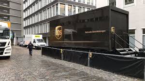 1zmt330r6800027611 es ändert sich immer nur der status import scan und das zustellungsdatum, was aber nie eingehalten wird. Ups Paketgeschaft Unterwegs Mit Einem Radelnden Paketboten Stern De