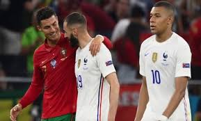 خطأ لصالح منتخب فرنسا أمام منطقة جزاء سويسرا لكن دفاع سويسرا يبعدها من أمام المرمى. Vxbawobrakngdm