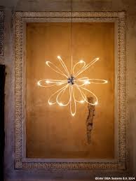 Un Roi De Licurici Luminează Sufrageria Timp De 20 000 De Ore și Consumă Cu 85 Mai Puțin Decat Becurile Incandescente Www I Led Lichterkette Led Kronleuchter