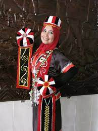 Perayaan ini disambut untuk menunjukkan bahawa berakhirnya musim menuai padi. Pakaian Tradisional Bidayuh Ludia Craft Collections Facebook