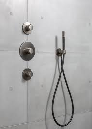 Beton Gecombineerd Met Doucheset Met De Look Van Verouderd Ijzer Mooi Industriele Badkamer Badkamer Badkamer Stijl