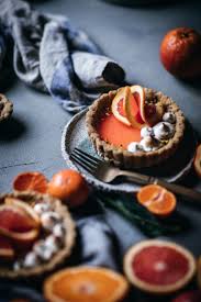 Citrus Panna Cotta Tarts With Meringue Rezept Lebensmittel Essen Kirschtorte Dessert Ideen