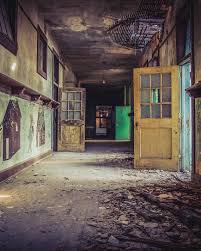 Abandoned Elementary School Oc 1500x2500 Old Abandoned Houses Abandoned Houses Abandoned Places