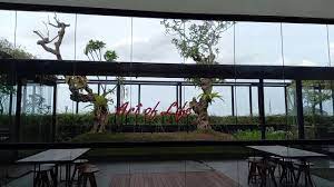 Ada 5 lantai, ada rooftopnya dan ruangan vip, ada liftnya pula, ada kolam ikan koi juga, keren banget deh pokoknya Wirosableng Garden Seafood Kelapa Gading Jakarta Indonesia Youtube