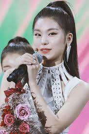 Pin Oleh Di Kpop Idols Outfits