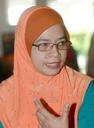 Isteri MB Hadiahkan Kerusi Roda Elektrik Buat Pesakit Hidrosefalus