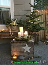 Court or yard decorated for christmas eve, home or house with lanterns or garland, building with decorations. Garten Garten Christmas Garden Decorations Outdoor Christmas Decorations Christmas Decorations Rustic