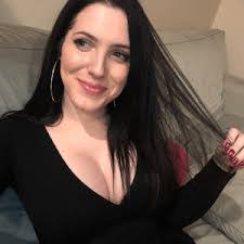 Jillian Hart's Instagram, Twitter & Facebook