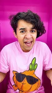 Stephanie Brott's Instagram, Twitter & Facebook