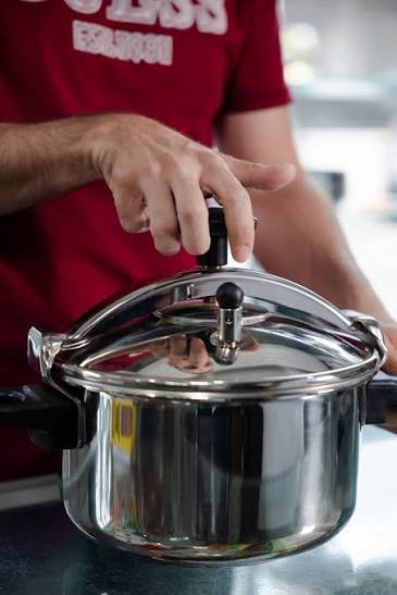 ¿Sabías que tu olla express puede ser peligrosa si no la mantienes  correctamente? ⚠️ , Una olla bien cuidada es segura, rápida y cocina de  maravilla 🍲, pero necesita atención. Escucha nuestros ...