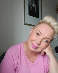 Hellos from Finland 🇫🇮 I am 57 years old and I have many years short  hair, moustly cut myself, but allways put color by myself 😊