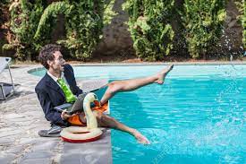 Spielsachen und mehr zum draußen spielen! Lustige Junge Geschaftsmann Mit Swimmingtrunks Neben Dem Pool Lizenzfreie Fotos Bilder Und Stock Fotografie Image 15070457