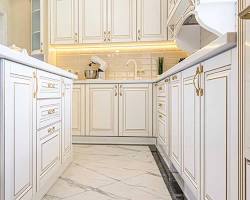 تصویر کابینت نئوکلاسیک کرم با دستگیره‌های طلایی