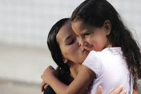 Minha filha pedia para não deixar ela morrer', diz mãe de menina que ficou  pendurada em BRT