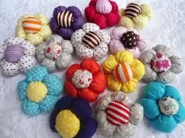 Kain perca ini dapat dibuat dari bahan apa pun karena kain perca ini terdiri dari sisa penggunaan kain pakaian yang tidak digunakan. Langkah Dan Cara Membuat Bunga Dari Kain Perca Blog Elevenia