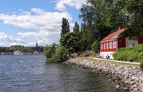 Följ med på vår sightseeingtur med båt från centrala stockholm, genom djurgårdskanalen runt djurgården i nationalstadsparken, förbi historiska byggnader och . Djurgarden Stockholms Insel Der Attraktionen Schwedentipps Se