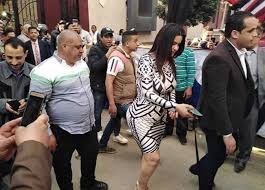 وصلت المتهمتان سما المصري وهدير الهادي إلى مقر المحكمة الاقتصادية بدائري المعادي، لحضور جلستي استشكال للأولى ومحاكمة للثانية. Ø³Ù…Ø§ Ø§Ù„Ù…ØµØ±ÙŠ ØªØµØ·Ø­Ø¨ ÙƒÙ„Ø¨Ù‡Ø§ ØªÙˆÙƒÙŠ ÙÙŠ Ø§Ù„ØªØµÙˆÙŠØª Ø£Ø­Ù„Ù‰ Ø§Ø³ØªÙØªØ§Ø¡ Ø¯Ù‡ ÙˆÙ„Ø§ Ø¥ÙŠÙ‡ ÙÙŠØ¯ÙŠÙˆ ÙˆØµÙˆØ± Ø§Ù„Ù…ØµØ±ÙŠ Ø§Ù„ÙŠÙˆÙ…