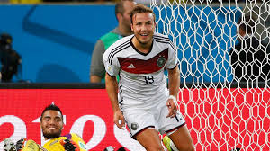 After his goal of the century against argentina clinched the 2014 world cup for germany, mario goetze looked poised to become the german messi who would lead the national team for the next decade. Wm 2014 Mario Gotze Skurrile Becher Szene Nach Triumph Fussball